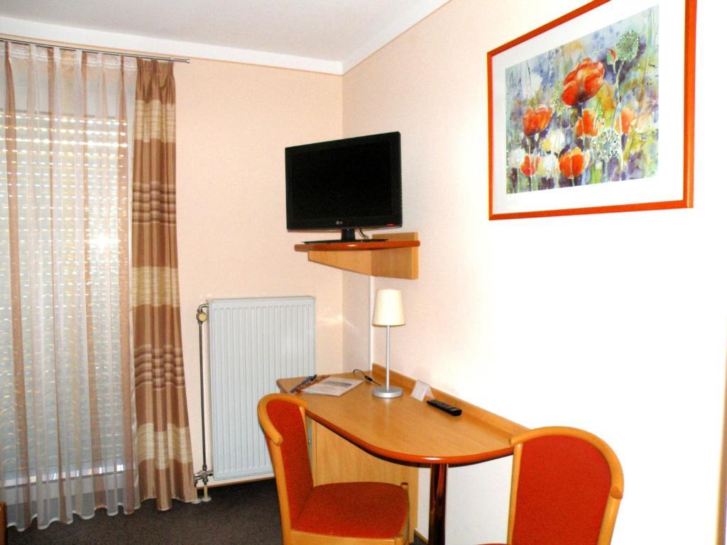 Zum Schwarzen Baeren Hotel Vohenstrauss Bilik gambar
